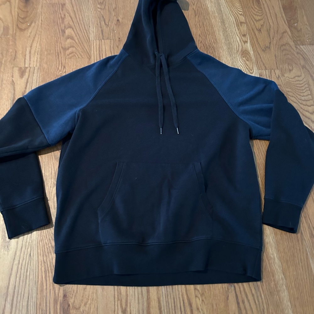 TASC men’s hoodie in Large. In good shape fleece interior n bamboo technology.